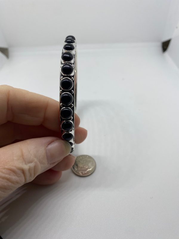 SMALL BLACK ONYX ROUND CIRCLE BRACLET For Sale