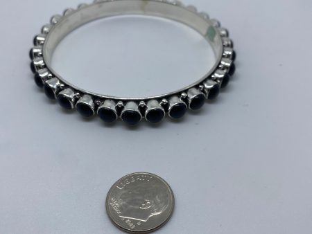 SMALL BLACK ONYX ROUND CIRCLE BRACLET For Sale