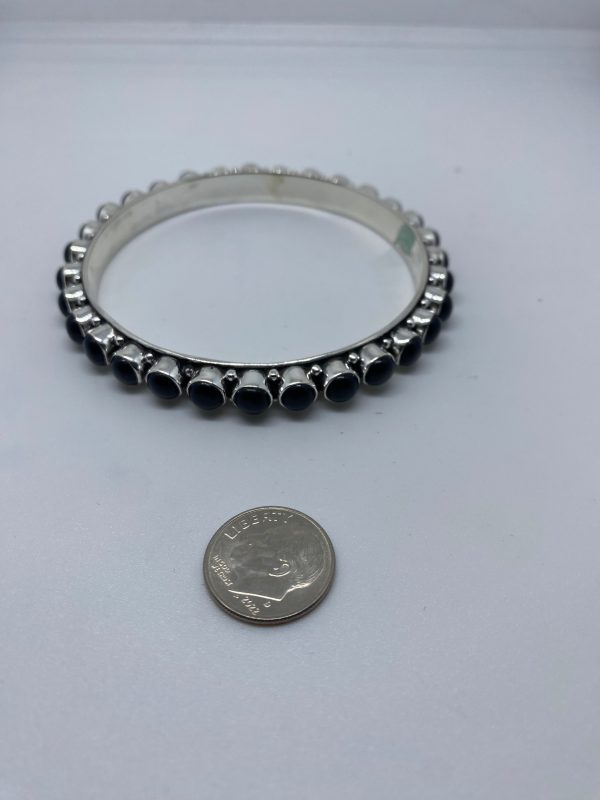 SMALL BLACK ONYX ROUND CIRCLE BRACLET For Sale