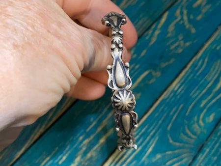 The “floating flower” sterling silver bracelet Fashion